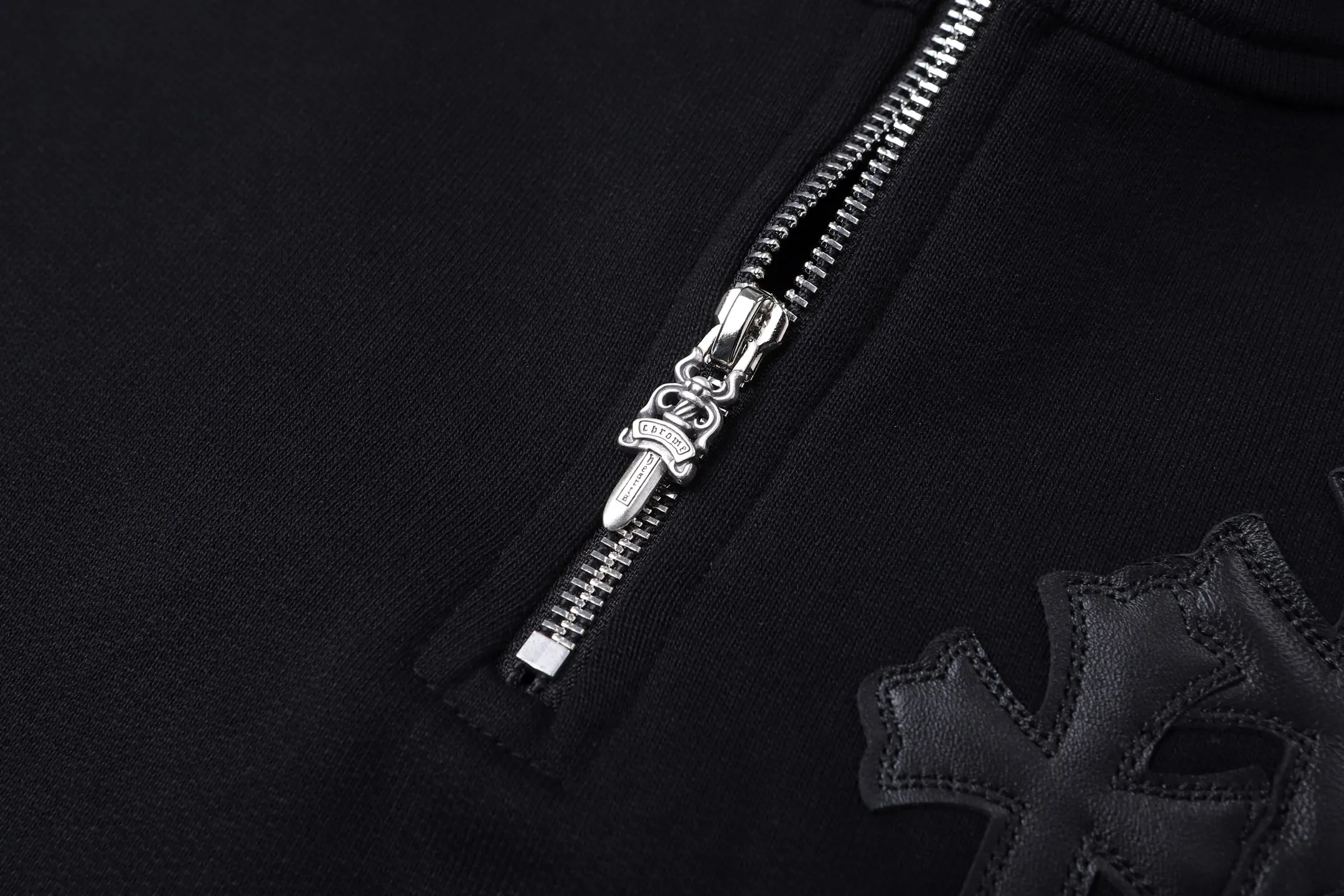 P450 Chrome Hearts 25SS leather cross half-zip long-sleeved sweatshirt ●Authentic product purchased and developed by 22719 ●480g linen-feel combed cotton fabric ●430g 1*1 matching high-end brand rib ●Fabric fermentation ●Template embroidery ●Customized 1:1 leather ●Customized 1:1 back label ●Customized 1:1 zipper ●Customized 1:1 trademark ●Fit version ●Size: S M L XL ●Model number: 2013/4B#10